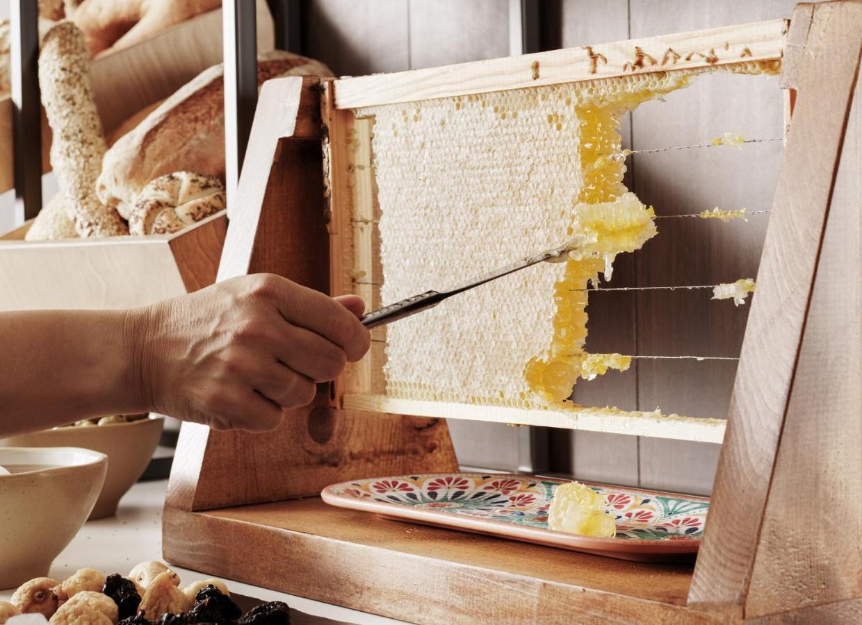 Nautilux Rethymno By Mage Hotels Bagian luar foto Honeycomb being scraped from a frame