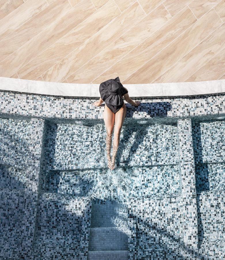 Nautilux Rethymno By Mage Hotels Bagian luar foto A woman in a swimming pool