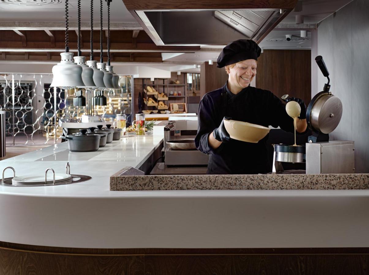 Nautilux Rethymno By Mage Hotels Bagian luar foto A chef at work