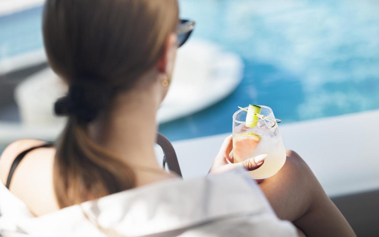 Nautilux Rethymno By Mage Hotels Bagian luar foto A woman holding a glass of wine