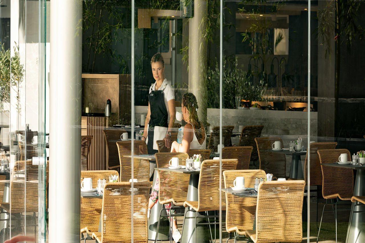 Nautilux Rethymno By Mage Hotels Bagian luar foto A waitress clearing a table
